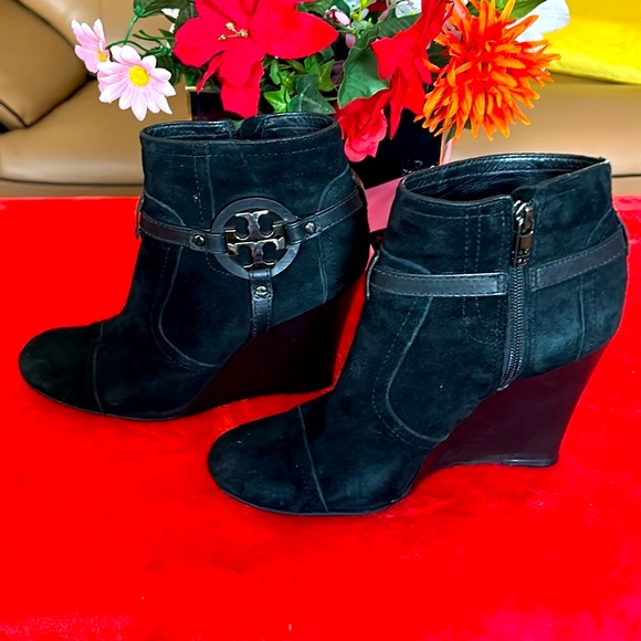TORY BURCH LOGO SUEDE ANKLE BOOTIE - Picture 2 of 16